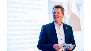 Prof. Lutz Eckstein darf eine zweite Amtszeit als VDI-Präsident antreten. Nun war auch wieder Vorstandsversammlung in Düsseldorf, bei der es um die weiteren Wege und Initiativen ging, die der VDI mit Eckstein verfolgen will ... (Bild: VDI)