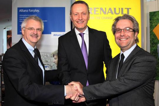 Kooperieren beim Schadenmanagement (von links): Michael Wagner (Leiter Claims bei der Allianz), Jürgen Schumacher (Präsident des Verbands Deutscher Renault-Händler) und Christophe Mittelberger (Vorstand Qualität und Kundendienst bei Renault Deutschland). (Archiv: Vogel Business Media)