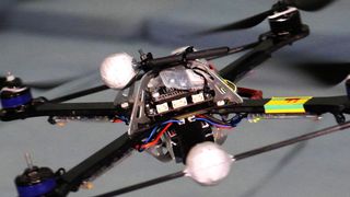 Dank einem neuen Steuerungsalgorithmus kann dieser Quadrocopter auch nach dem Verlust eines Propellers in der Luft bleiben. ( (Mark Müller / ETH Zürich)