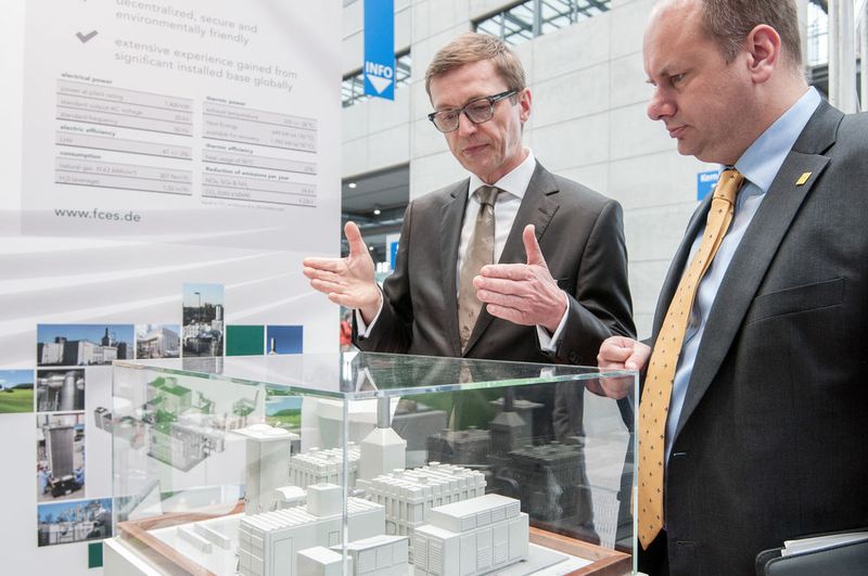 „Mit unserem Geschäftsmodell übernehmen wir für unsere Kunden das komplette Technologierisiko“, so Andreas Frömmel (l.) von der FCES, hier im Gespräch mit Dresdens Oberbürgermeister Dirk Hilbert. (Bild: Marek Bruns)