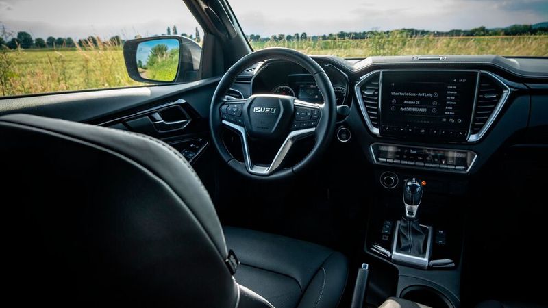 Die Kunstledersitze und das Amaturenbrett vermitteln eine ruhige und solide Wirkung. (Bild: Auto-Medienportal.Net)