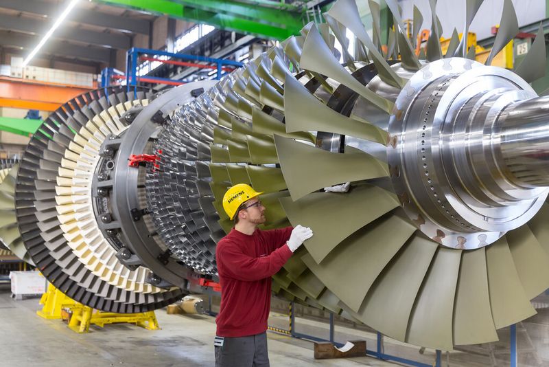 Handarbeit ist bei der Gasturbinenmontage immer noch unabdingbar. (Bild: Siemens/Dietmar Gust)