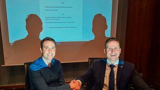 Vertragsunterzeichnung zwischen John Svärd, Head of Engineering von Easy Mining in Göteborg (li.) und Daniel Oryan, Geschäftsführer von EDL in Leipzig. (Bild: EDL)