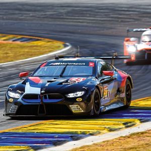 Etwas näher an der Serie ist der M8 GTE, dessen S63-T4-Motor, ein 4,0-Liter-V8-Biturbo, eng mit dem Serienmotor aus M5 und M8 verwandt ist. 