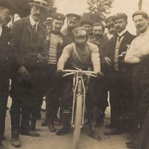 Der 1905 im französischen Dourdan siegreiche Václav Vondřich mit seiner Maschine von L & K. Die Zuschauer nannten Vondřich den „Wanderschmied“, da er stets eine Tasche voller Werkzeug und Ersatzteile mit sich führte.(Bild:  Škoda)