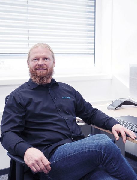 Karl Oberst, Abteilungsleitung Elektroplanung, 3CON Anlagenbau:
«Die papierlose Fertigung mit Eplan eView verkürzte Suchvorgänge und eliminierte notorische Fehlerquellen und mit der Perforex BC 1007 HS sparen wir rund 60 % der Bearbeitungszeit bei verbesserter, reproduzierbarer Qualität.» (3CON Anlagenbau)