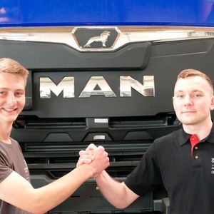 Andreas Schuck (li.) und Philip Klein während ihres Auswahlwettbewerbs bei der Toni Maurer GmbH.(Bild:  Worldkills Germany)