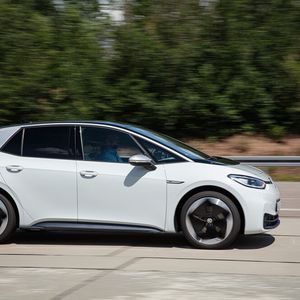 Der VW ID 3 fährt erste Verkaufserfolge ein.(Bild:  VW)