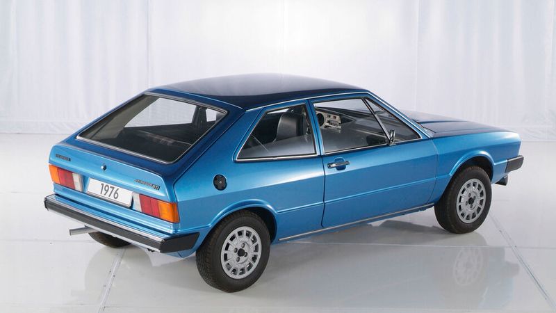 Im Juni 1976 ergänzte das Angebot der Scirocco GTI  mit seinem auf 1.600 cm³ vergrößerten Motor mit einer mechanischen K-Jetronic-Benzineinspritzung von Bosch. Wegen der höheren Leistung von 81 kW (110 PS) mussten Wasserkühler, Federung und Stoßdämpfer modifiziert werden, und es waren zusätzliche Stabilisatoren, ein Ölkühler, innenbelüftete Scheibenbremsen vorn sowie breitere Felgen und Reifen mit höherem Geschwindigkeitsindex erforderlich. Dieser K-Jetronic-Einspritzmotor wurde (ohne separaten Ölkühler, dafür mit Aluminiumölwanne) zuerst 1975 im Audi 80 GTE verwendet. (Bild: Volkswagen)