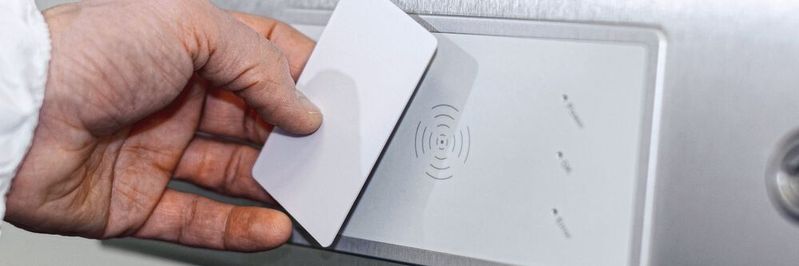 Actualmente existen lectores RFID integrados que permiten un control de acceso rápido y seguro a los sistemas HMI, incluso para su uso en zonas con riesgo de explosión.(Imagen: R. Stahl)