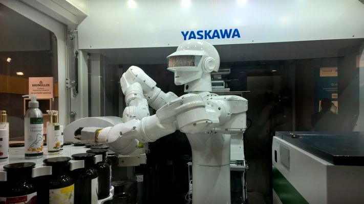 Der Service-Roboter „Balthazar“ mischt Kosmetika. (Bild: Franz Graser)