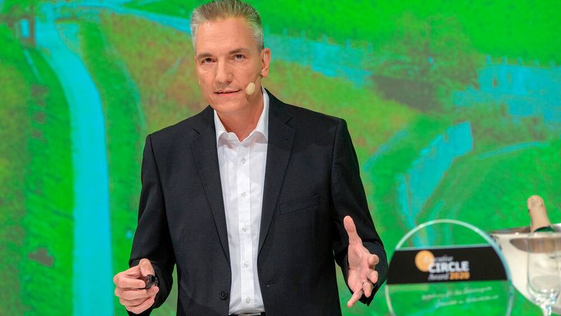 Während seines Vortrags rief »kfz-betrieb«-Chefredakteur Wolfgang Michel allen Gästen ins Gedächtnis, dass in der Automobilbranche bereits lange vor Covid-19 nicht alles gut war.  (J. Untch / Vogel Communications Group GmbH & Co. KG)