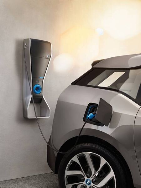 BMW i3: Laden an der Wall-Box (Bild: BMW)