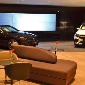 Im Ausstellungsraum des neuen Used Car Competence Center begrüßen maximal zwei „Junge Sterne“ Kunden und Interessenten.(Bild:  Michel/»kfz-betrieb«)