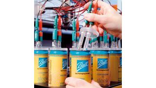 Die Chemie zwischen Dose und Getränk muss stimmen: Test im Technical Center Bonn des Getränkedosenherstellers Ball Packaging Europe. Bild: Ball Packaging Europe (Archiv: Vogel Business Media)