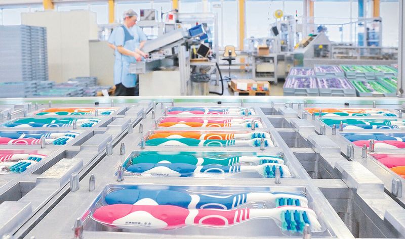Trisa bereitet inhouse jede Palette fix und fertig verpackt vor. Kommissionieren, Schrumpfen, Labeln – alles geschieht beim Unternehmen selbst. (Bild: Trisa)