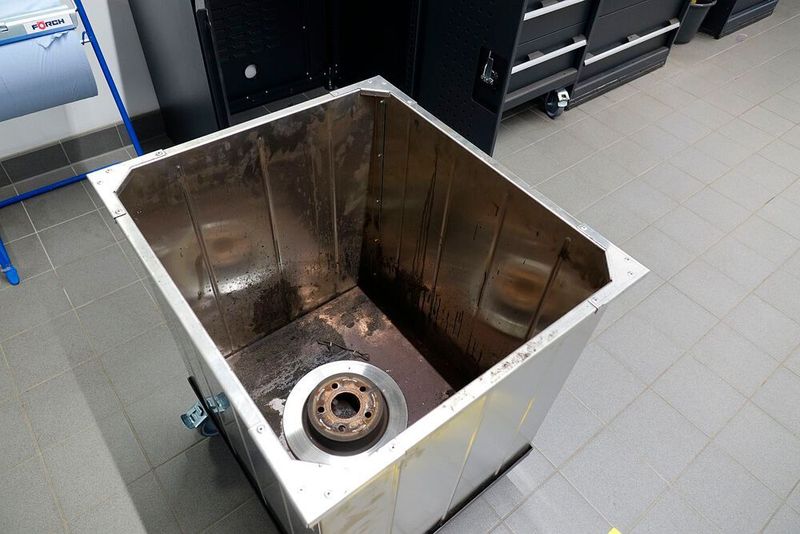 Eine Idee von Filialleiter Hanno Hexel sind diese rollbaren Container für Altteile. So bleibt der Boden schön sauber. (Rosenow/»kfz-betrieb«)