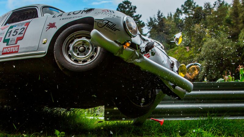 Während der Carrera Panamericana 2015 prallte Renée Brinkerhoff nach einem Notfallmanöver, mit dem sie verhindern wollte, eine Menschenmenge zu treffen, auf eine Leitplanke. Dadurch wurde ihr Porsche 356 schwer beschädigt. (Bild: © RPGPHOTO)