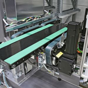 Für sein Kleinteilelager M-Dynamic bietet Kardex Mlog dezentrale Lastaufnahmemittel in verschiedenen Ausführungen an. Als Antrieb wird eine Paketlösung mit drei Servoantrieben (rechts im Bild) von SEW-Eurodrive eingesetzt, das intelligente Smart Servo Package. 