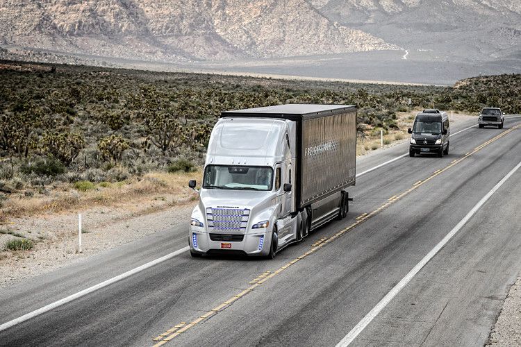 Der Freightliner Inspiration Truck hat im US-Bundesstaat die weltweit erste Straßenzulassung für autonom fahrende Lkw erhalten. (Foto: Daimler)
