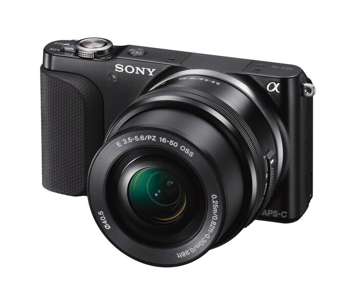 Die NEX-3N von Sony ist mit einem rauen Haltegriff ausgestattet. So soll die Kamera ruhig und griffig in der Hand liegen. (Bild: Sony)