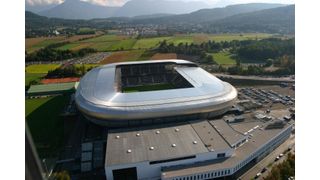 Der Absatz von Polycarbonat - hier in der Dachkonstruktion eines Stadions verbaut - steigt, sodass Hersteller Sabic weitere Produktionslininen bauen will.  (Bild: Sabic)