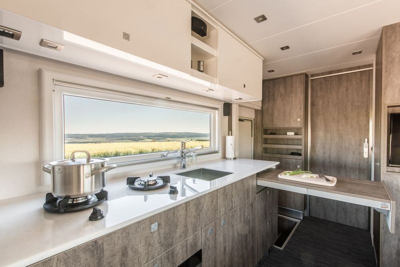 Ähnlich großzügig ist die Küche im Wohnmobil gestaltet, inklusive Arbeitsplatte aus Marmor. (Bild: Magellano)