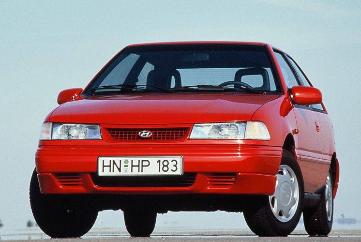 Generation Vier des Pony, 1989 erstmals vorgestellt, bildete schließlich die Basis für Hyundais Einstieg auf den deutschen Markt. Die Preisliste begann bei rund 17.000 D-Mark. Hyundai feierte mit dem Modell seinen offiziellen Auftritt 1991 als erster koreanischer Hersteller auf der Internationalen Automobilausstellung in Frankfurt. (Hyundai)