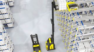Logistische Abläufe im Lager werden durch die Kombination des SSI Orbiters mit Automated Guided Vehicles (AGV) noch schlanker und damit effizienter, sagt SSI Schäfer. Hier sieht man die Übergabe einer Palette vom AGV an den Orbiter, der als Kanalfahrzeug fungiert. (Bild: SSI Schäfer)