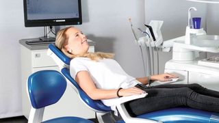 Bürkert-Systemlösungen für das Luft- und Wassermanagement übernehmen wichtige Funktionen in den Behandlungseinheiten von Kavo.  (Bürkert)