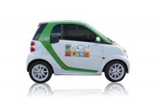 Fahrzeug Smart electric, Reichweite 140km, Leistung 35/55kW (47/75PS), Höchstgeschwindigkeit 125 km/h. (E-Wald)