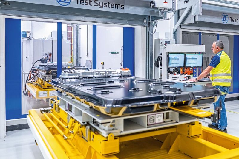Montage der Hochvoltbatterien im BMW Group Werk Irlbach-Straßkirchen. (Bild: Armin Weigel)
