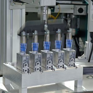 Bild 1: Zu sehen ist ein manuelles Montagesystem, das flexibel verkettet ist.