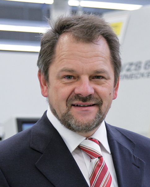 „Unsere Bohrer haben ein ausgefeiltes Nutenprofil, das sich von der Bohrerspitze ausgehend so verändert, dass die Späne auch mit moderatem Kühlmitteldruck ausgespült werden“, erläutert Ulrich Krenzer, technischer Geschäftsführer des Mapal-Kompetenzzentrums in Altenstadt. (Mapal)