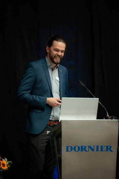 Bis zu 87,5 Prozent weniger Lufteinschlüsse: Dr. Benedikt Neitzel entwickelte eine neue Methode zur Porenminimierung in CFK- und GFK-Bauteilen – dafür gab es den Peter-Dornier-Stiftungspreis 2026. (Bild: Dornier)