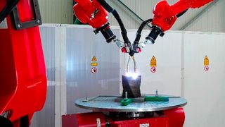 So sieht das CMT-Schweißen mit der WAAM-Roboteranlage von Alotec aus der Entfernung aus. Weil gleich zwei Schweißsysteme genutzt werden können, klappt die additive Fertigung von Metallteilen besonders wirtschaftlich. (Bild: Alotec Dresden)