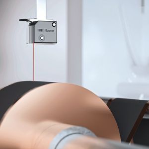 Bei Rolle-zu-Rolle-Prozessen hilft eine präzise Überwachung des Rollendurchmessers Kosten zu sparen. Mit hoher Messgenauigkeit, auch bei Abständen bis zu 1700 mm, sind Baumer Laser-Distanzsensoren die ideale Lösung für diese Anwendung.(Bild:  Baumer)