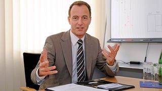 Ist überzeugt von der dezentralen Antriebstechnik und dem dahinter stehenden Systemgedanken: Dr. Hartmut Braun, Geschäftsführer Lenze-Drives.  (Bild: Lenze)