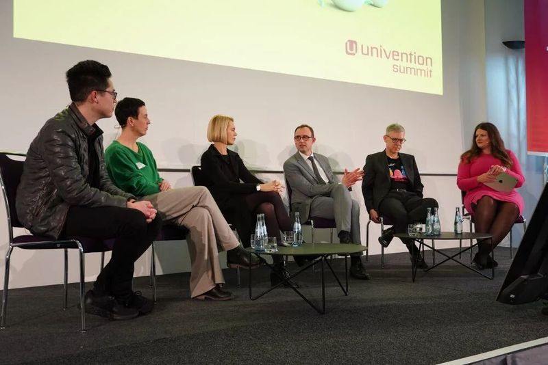 An der Podiumsdiskussion nahmen teil (v.l.): Prof. Dr. Dennis-Kenji Kipker, Jutta Horstmann (Leiterin ZenDiS), Dr. Laura Dornheim (CDO Stadt München) und Schleswig-Holsteins Digitalisierungsminister Dirk Schrödter. Zusammen mit Univention CEO Peter Ganten und Ann Cathrin Riedel (Geschäftsführerin NExT e.V.) diskutieren sie über Strategien für mehr digitale Souveränität in den Verwaltungen.  (©univention)