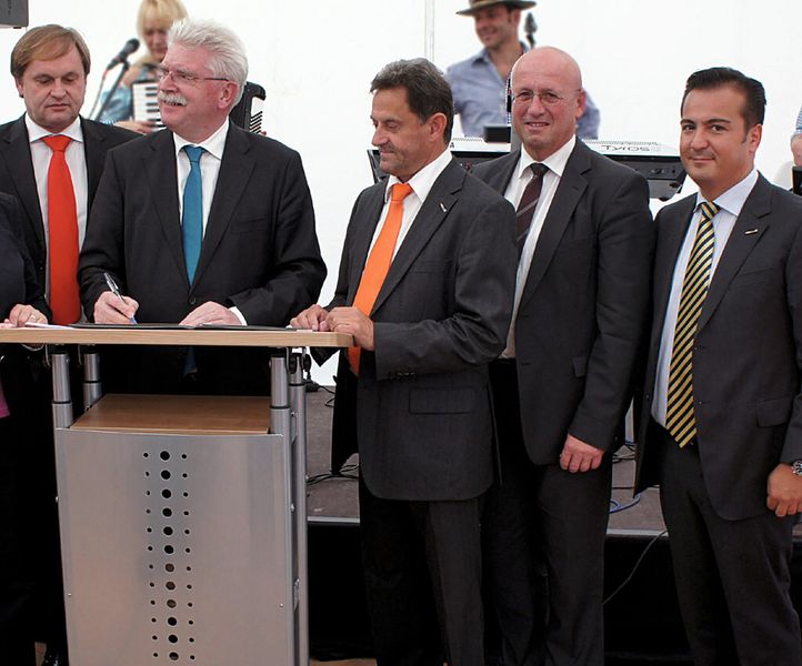Bavarian Economics Minister Martin Zeil (at lectern) congratulates the InovaTools managing directors Ditmar Ertel (left), Georg Eckerle (3rd from left) and Memo Ildirar (right) on the successful project. (Source: Inovatools)
