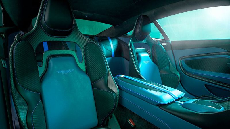 Das Fahrzeug bietet im Innenraum ein spezielles Farbschema mit verschiedenen Blautönen. (Bild: Aston Martin)