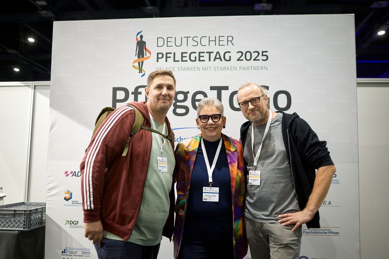 Thomas Littmann und Oliver Wosche nehmen Christine Vogler in ihre Mitte. (Bild: Jan Pauls / Deutscher Pflegetag)