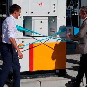 … und eröffnete den Mobility Hub. Links im Bild Lorenz Maier, Geschäftsführer von Maier Korduletsch.(Bild:  Diehl – VCG)