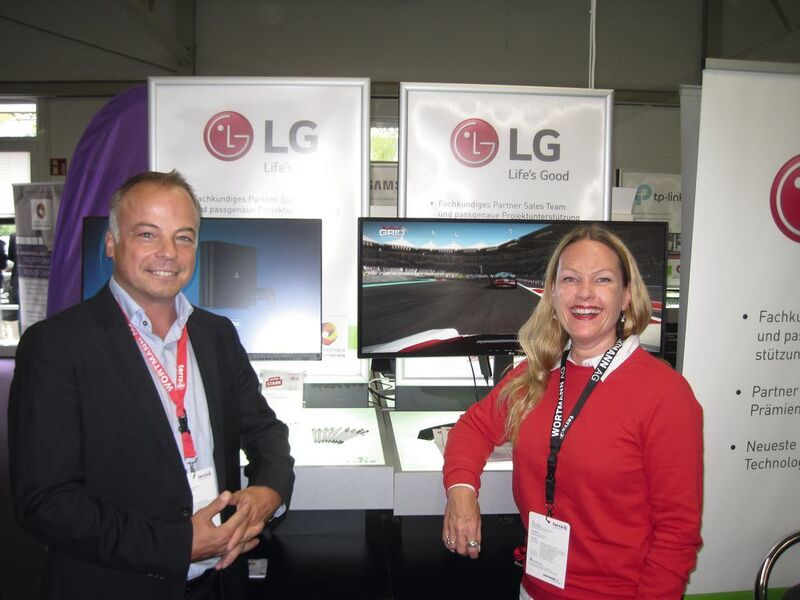 Marcus Schröer (LG) mit Hannah Lamotte (IT-BUSINESS) (Vogel IT-Medien GmbH)