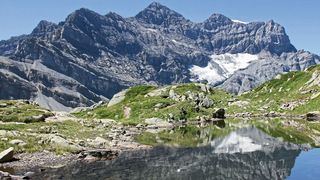 Berglandschaft im Schweizer Wallis: Vielfältige Bodentypen sorgen hier, wie auch in anderen Gebirgen weltweit, für einen vergleichsweise großen Artenreichtum an Wirbeltieren. (Susanne Fritz)