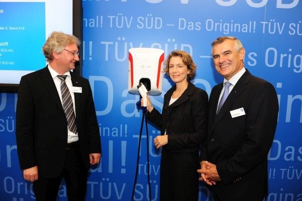 Ladesysteme für Elektromobilität sind bereits heute technisch reif für den Alltagseinsatz. Zu dieser Kernaussage kamen TÜV SÜD und E.ON bei einer gemeinsamen Presskonferenz. Auf dem Bild von links: Volker Blandow, Global Head e-mobility, TÜV SÜD, Ruth Werhahn, Leiterin Elektromobilität E.ON AG und Horst Schneider, Vorstandsmitglied TÜV SÜD AG. (Bild: TÜV SÜD)