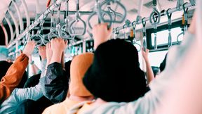 Leider vielerorts Realität: Volle Busse und Bahnen, die nicht immer ausreichend Platz für ältere Menschen oder Menschen mit Mobilitätseinschränkungen bieten.   (Bild: frei lizensiert bei Pexels)