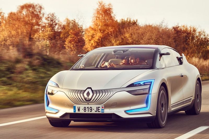 Im Renault Symbioz Demofahrzeug steckt fast alles, was die Zukunft des Automobils an neuen Technologien bereithält: elektrischer Antrieb, Verbindung mit dem persönlichen digitalen Ökosystem des Nutzers, modernstes Entertainment inklusive Virtual Reality und ein Interieur, das sich an die jeweilige Fahrsituation anpasst.  (IAV)