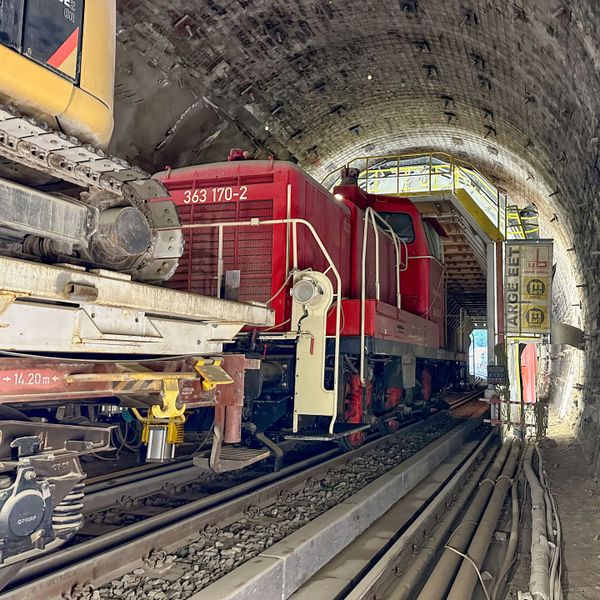 Nachdem abends die letzten Regional- und Güterzüge gefahren sind, kommt der Bauzug in den Tunnel, um das gelöste Material auszubrechen und abzutransportieren. Der freigelegte und aufgeweitete Bereich wird anschließend mit Baustahlmatten und Spritzbeton gesichert. (Bild: Rud)