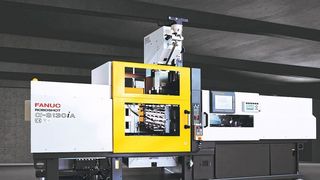 Die 2-Komponenten-Maschine Fanuc Roboshot S130iA-SI-20A-2 stellt auf dem Fanuc-Messestand (Halle 14 am Stand A60) der K 2019 die Eiskratzer aus PC/ABS und TPE her. Werkzeugtechnik und Index-Dreheinheit kommen von Weber aus Esslingen. (Fanuc)